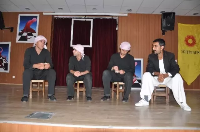 Derik'te Kürtçe Tiyatro Sahnelendi Derik'te Kürtçe Tiyatro Sahnelendi