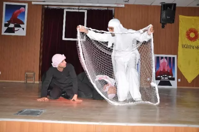 Derik'te Kürtçe Tiyatro Sahnelendi Derik'te Kürtçe Tiyatro Sahnelendi