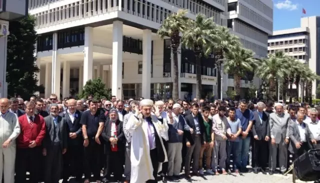 Soma Şehitleri İçin İzmir'de Gıyabi Cenaze Namazı Kılındı