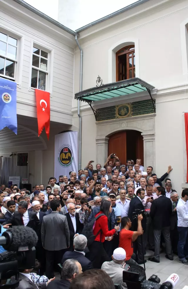 Arınç, Restore Edilen Aziz Mahmut Hüdai Camii'ni Hizmete Açtı Arınç, Restore Edilen Aziz Mahmut Hüdai Camii'ni Hizmete Açtı