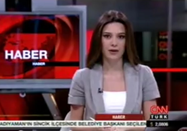 Cnn Turk Spikeri Depreme Canli Yayinda Yakalandi Haber
