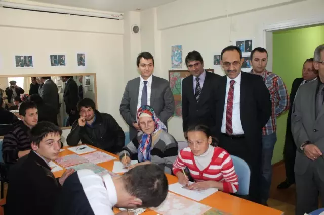 Kaymakam Öztürk'ten Borçka Özel Eğitim ve Rehabilitasyon Merkezini Ziyaret