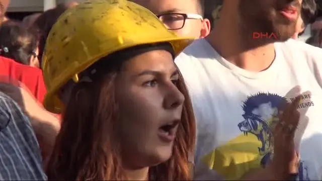 Gezi Olaylarının Yıldönümü Eyleminde Pankart Tartışması Gezi Olaylarının Yıldönümü Eyleminde Pankart Tartışması