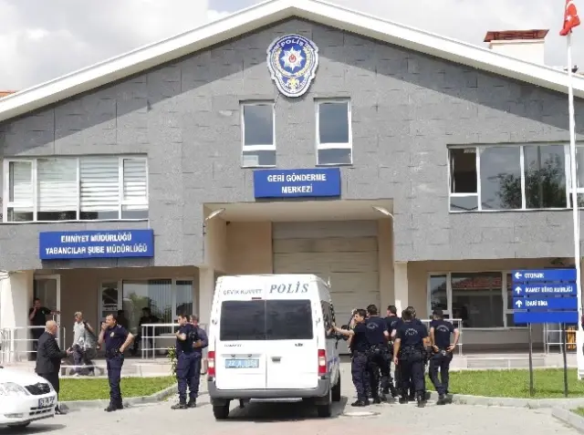 Yabancilar Sube Mudurlugu Nde Kacaklar Arasinda Arbede Haber