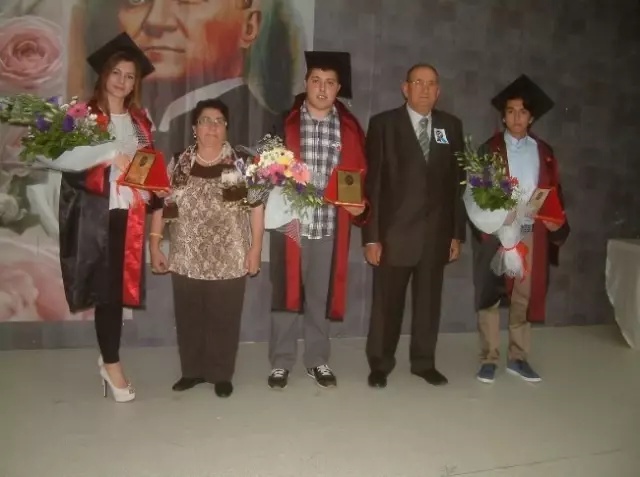 Burhaniye Celal Toraman'da Mezuniyet Coşkusu Burhaniye Celal Toraman'da Mezuniyet Coşkusu