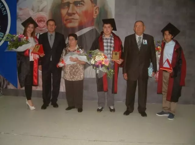 Burhaniye Celal Toraman'da Mezuniyet Coşkusu Burhaniye Celal Toraman'da Mezuniyet Coşkusu