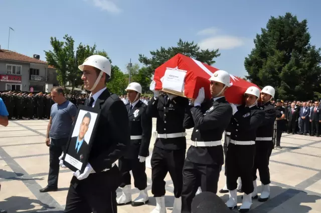 Edirne'de Şehit Düşen Polisin Babası: Oğlum Seni Böyle mi Götürecektik Edirne'de Şehit Düşen Polisin Babası: Oğlum Seni Böyle mi Götürecektik