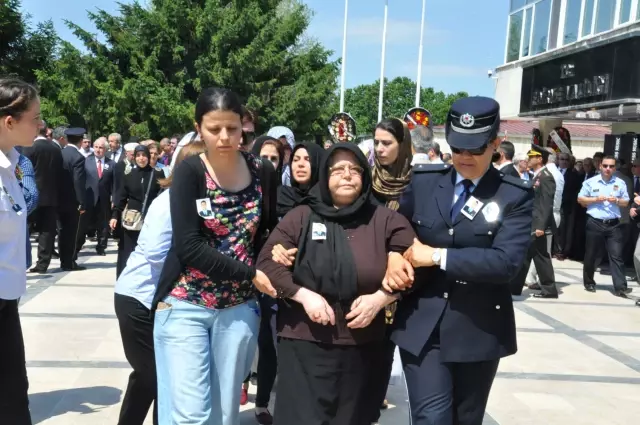 Edirne'de Şehit Düşen Polisin Babası: Oğlum Seni Böyle mi Götürecektik Edirne'de Şehit Düşen Polisin Babası: Oğlum Seni Böyle mi Götürecektik