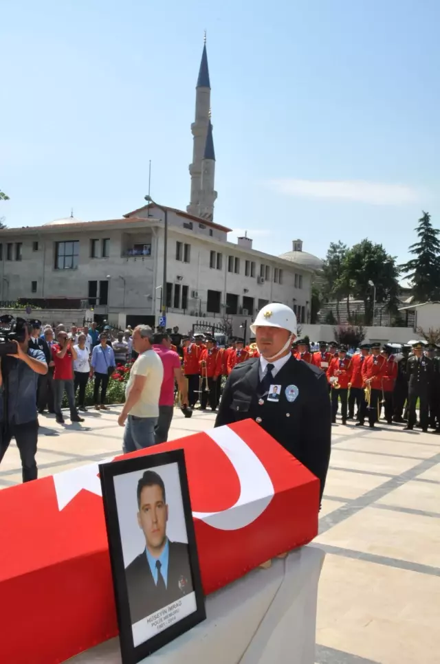 Edirne'de Şehit Düşen Polisin Babası: Oğlum Seni Böyle mi Götürecektik Edirne'de Şehit Düşen Polisin Babası: Oğlum Seni Böyle mi Götürecektik