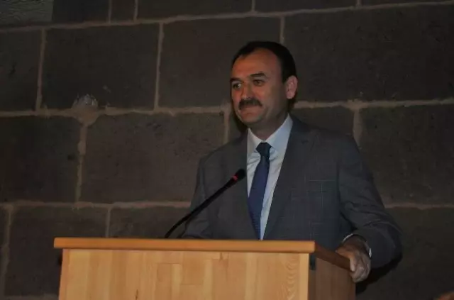 İnsan Hakları Seminerleri Plaket Töreni Düzenlendi İnsan Hakları Seminerleri Plaket Töreni Düzenlendi