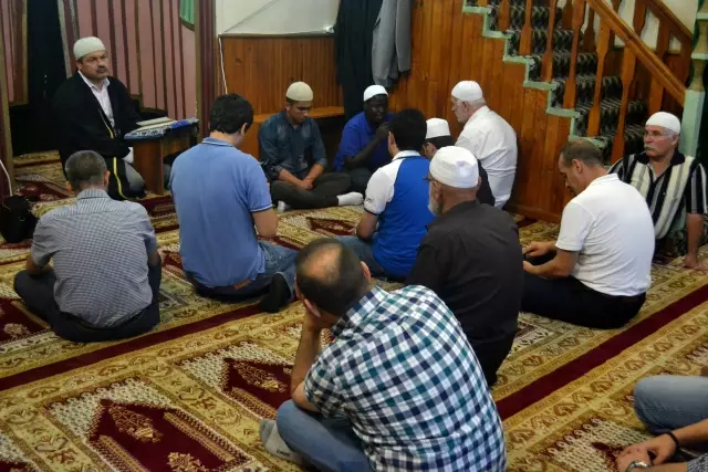 Romanya'da Berat Kandili'nde Tanzanyalı Hazıfdan Kur'an Ziyafeti