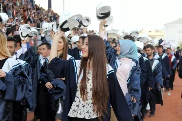Bü'de Mezuniyet Heyecanı Bü'de Mezuniyet Heyecanı