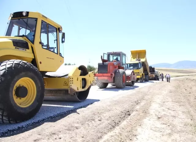 Çorum'da Köy Yolları Asfaltlanıyor Çorum'da Köy Yolları Asfaltlanıyor