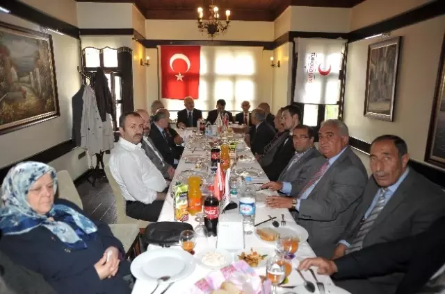 Kızılay'dan Düzenli Kan Bağışlayanlara Madalya Kızılay'dan Düzenli Kan Bağışlayanlara Madalya
