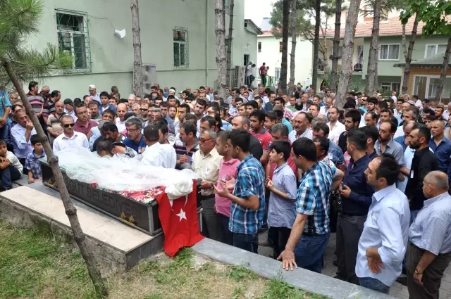 Balayıda Boğulan Gelin Nikahı Kıyılan Merkezin Karşısına Defnedildi