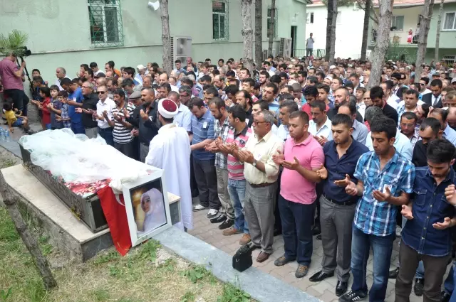 Balayıda Boğulan Gelin Nikahı Kıyılan Merkezin Karşısına Defnedildi