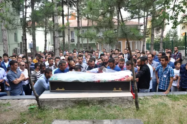 Balayıda Boğulan Gelin Nikahı Kıyılan Merkezin Karşısına Defnedildi
