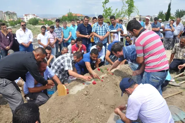 Balayıda Boğulan Gelin Nikahı Kıyılan Merkezin Karşısına Defnedildi