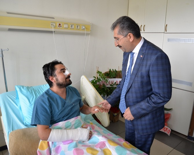 Vali, Hasta Yakını Tarafından Dövülen Doktoru Ziyaret Etti