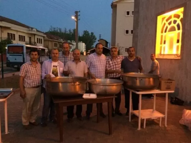 Serdivanlılar Sapak Camii Derneğinin İftarında Buluştu Serdivanlılar Sapak Camii Derneğinin İftarında Buluştu