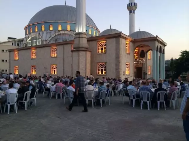 Serdivanlılar Sapak Camii Derneğinin İftarında Buluştu Serdivanlılar Sapak Camii Derneğinin İftarında Buluştu