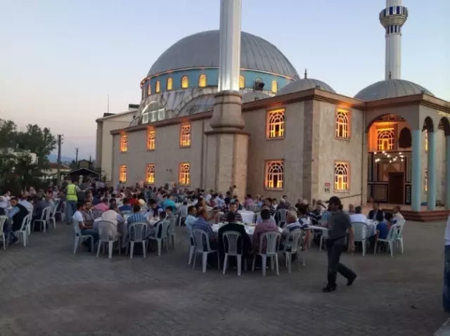 Serdivanlılar Sapak Camii Derneğinin İftarında Buluştu Serdivanlılar Sapak Camii Derneğinin İftarında Buluştu