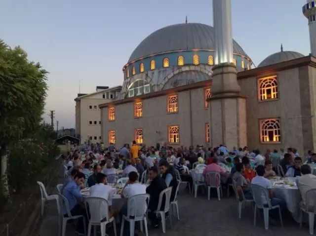 Serdivanlılar Sapak Camii Derneğinin İftarında Buluştu Serdivanlılar Sapak Camii Derneğinin İftarında Buluştu
