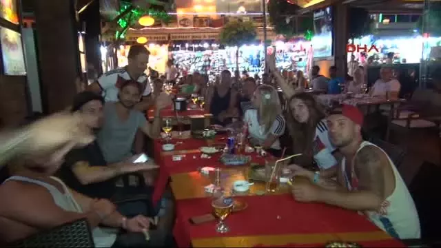 Alman Turistler Kupa Sevincini Ekran Başında Yaşadı Alman Turistler Kupa Sevincini Ekran Başında Yaşadı