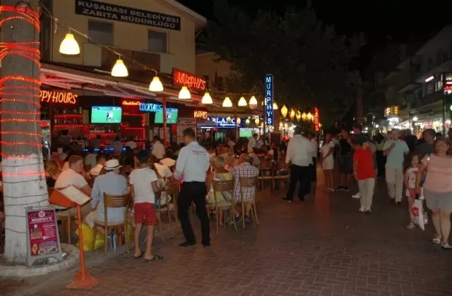 Kuşadası'nda Alman Turistler Şampiyonluğu Coşkuyla Kutladı Kuşadası'nda Alman Turistler Şampiyonluğu Coşkuyla Kutladı
