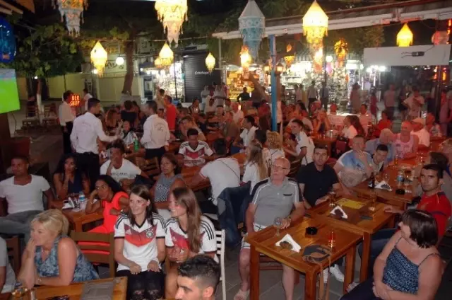 Kuşadası'nda Alman Turistler Şampiyonluğu Coşkuyla Kutladı Kuşadası'nda Alman Turistler Şampiyonluğu Coşkuyla Kutladı