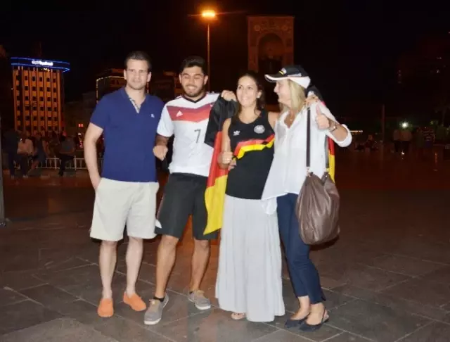 Almanlar Şampiyonluğu Taksim'de Kutladı Almanlar Şampiyonluğu Taksim'de Kutladı
