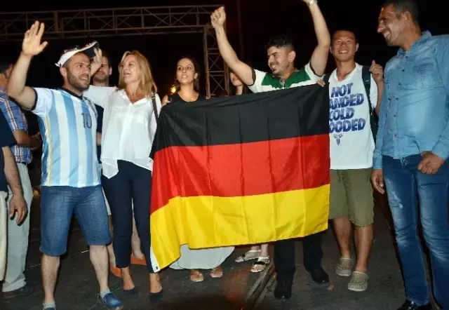 Almanlar Şampiyonluğu Taksim'de Kutladı Almanlar Şampiyonluğu Taksim'de Kutladı