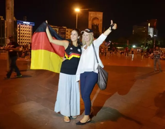 Almanlar Şampiyonluğu Taksim'de Kutladı Almanlar Şampiyonluğu Taksim'de Kutladı