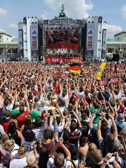 Dünya Kupası Şampiyonu Almanya Berlin'de Coşkuyla Karşılandı Dünya Kupası Şampiyonu Almanya Berlin'de Coşkuyla Karşılandı
