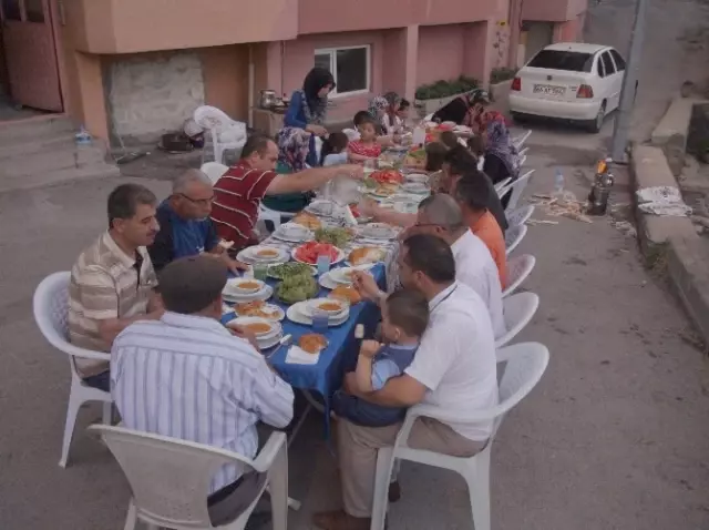 İftar Sofrası ile Komşuluk Kültürüne Sahip Çıkıyorlar Haberler