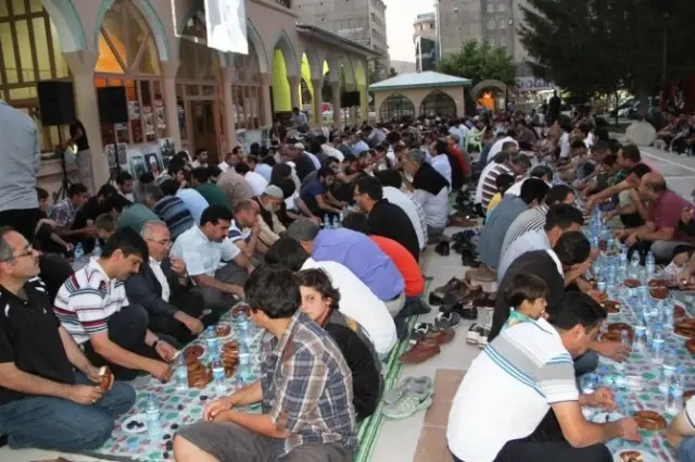 Müslüman Kardeşler İnisiyatifi'nden Ümmetle Dayanışma İftarı Müslüman Kardeşler İnisiyatifi'nden Ümmetle Dayanışma İftarı