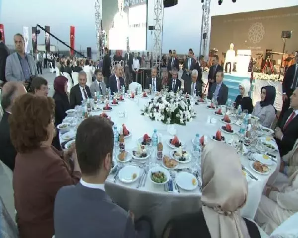 AK Parti İstanbul İl Teşkilatı'nın İftarında Yıldız Yağmuru