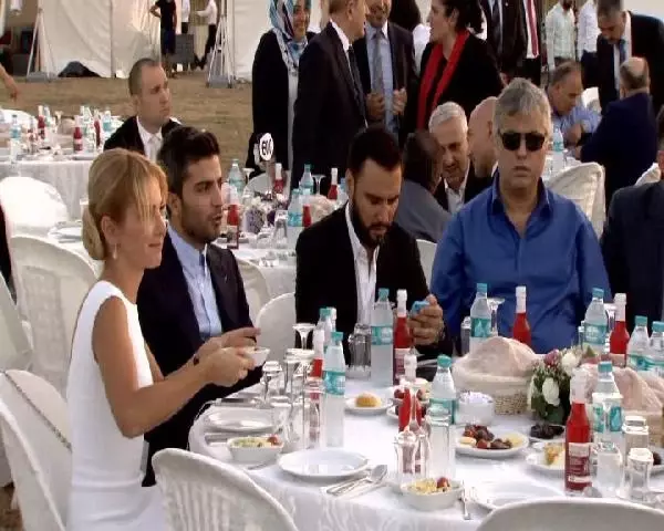 AK Parti İstanbul İl Teşkilatı'nın İftarında Yıldız Yağmuru