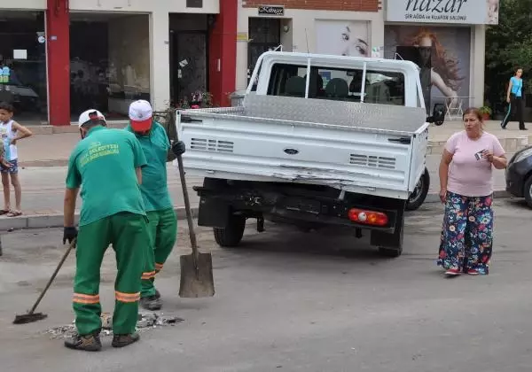 Önce Kamyonete, Sonra Şoförüne Çarpıp Ağacı Devirdi: 2 Yaralı Önce Kamyonete, Sonra Şoförüne Çarpıp Ağacı Devirdi: 2 Yaralı