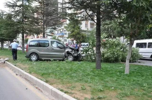 Şehir İçinde Aşırı Hız ve Dikkatsizlik Kaza Getirdi: 2 Yaralı Şehir İçinde Aşırı Hız ve Dikkatsizlik Kaza Getirdi: 2 Yaralı