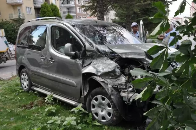 Şehir İçinde Aşırı Hız ve Dikkatsizlik Kaza Getirdi: 2 Yaralı Şehir İçinde Aşırı Hız ve Dikkatsizlik Kaza Getirdi: 2 Yaralı