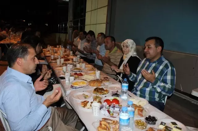 AK Parti Sahurda Bir Araya Geldi AK Parti Sahurda Bir Araya Geldi