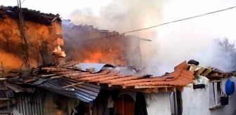 İnegöl'deki Yangında 2 Katlı Ev Yandı
