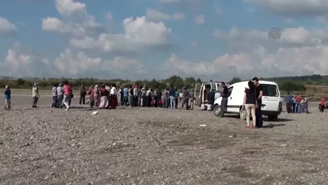 Irmağın başında sahibinin çıkmasını bekledi -