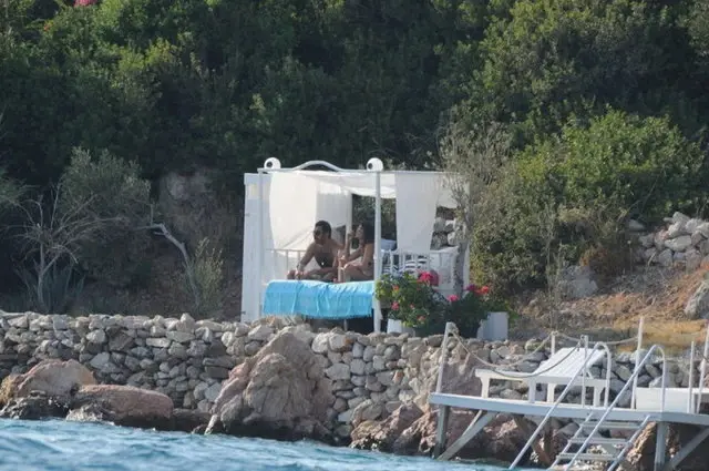 Kenan İmirzalıoğlu ile Berrak Tüzünataç Baş Başa Tatilde Kenan İmirzalıoğlu ile Berrak Tüzünataç Baş Başa Tatilde