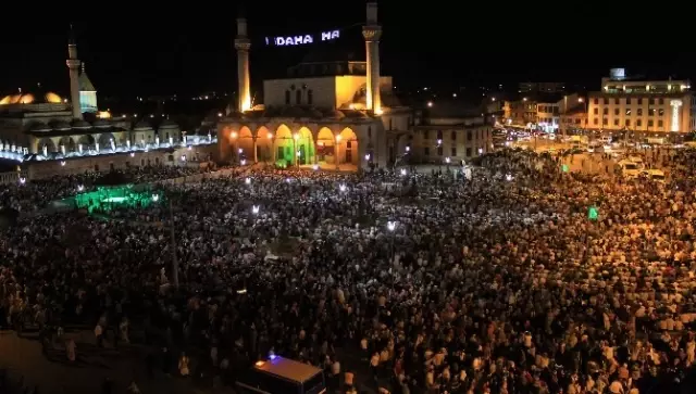 Kadir Gecesinde Mevlana Meydanı Doldu Taştı