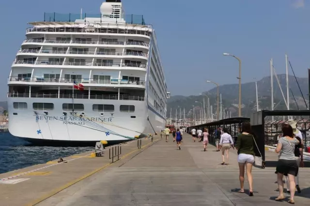 ABD'li Turistler Lüks Gemiyle Geldi ABD'li Turistler Lüks Gemiyle Geldi