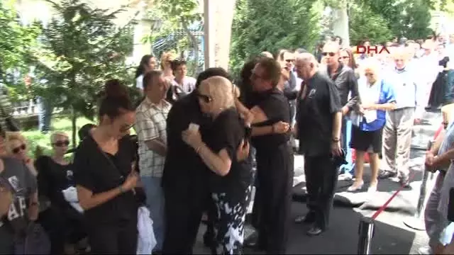 Usta Oyuncu Son Yolculuğuna Uğurlandı Usta Oyuncu Son Yolculuğuna Uğurlandı