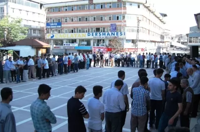 Van Müslüman Kardeşlerle Dayanışma İnisiyatifi'nden Bayramlaşma Van Müslüman Kardeşlerle Dayanışma İnisiyatifi'nden Bayramlaşma