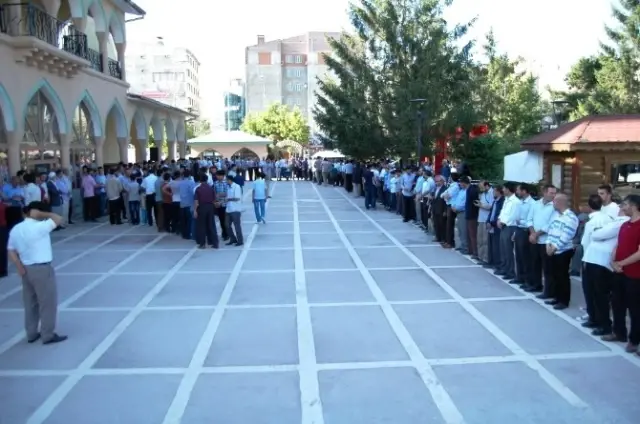 Van Müslüman Kardeşlerle Dayanışma İnisiyatifi'nden Bayramlaşma Van Müslüman Kardeşlerle Dayanışma İnisiyatifi'nden Bayramlaşma